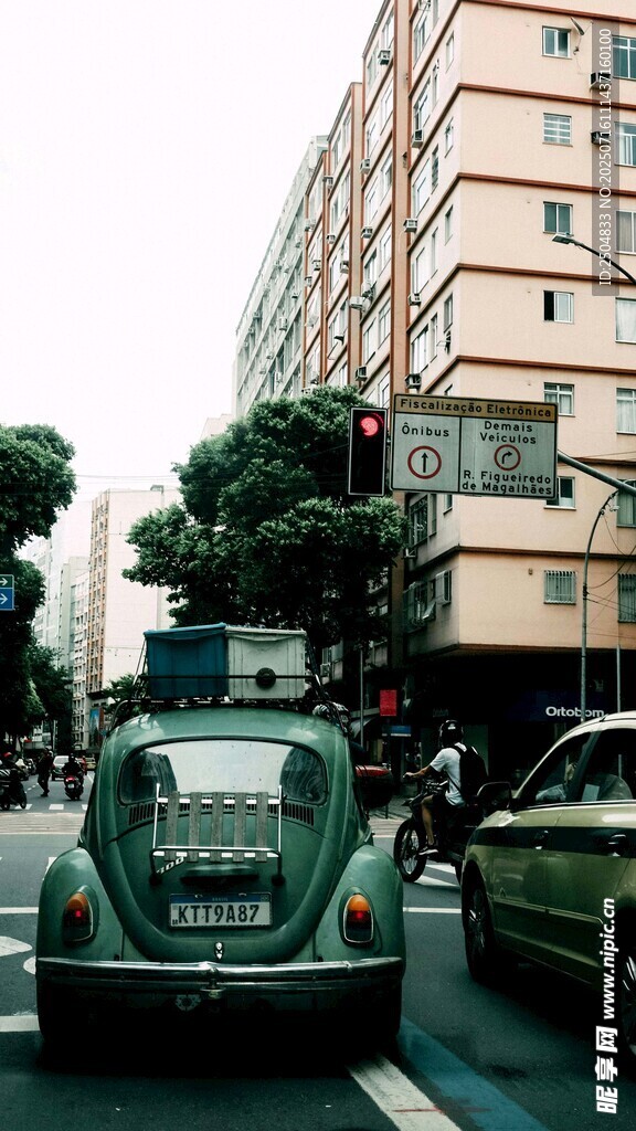 城市街道上的车辆与建筑