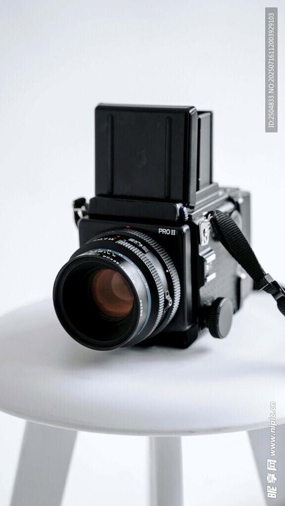 复古相机置于白色小凳上