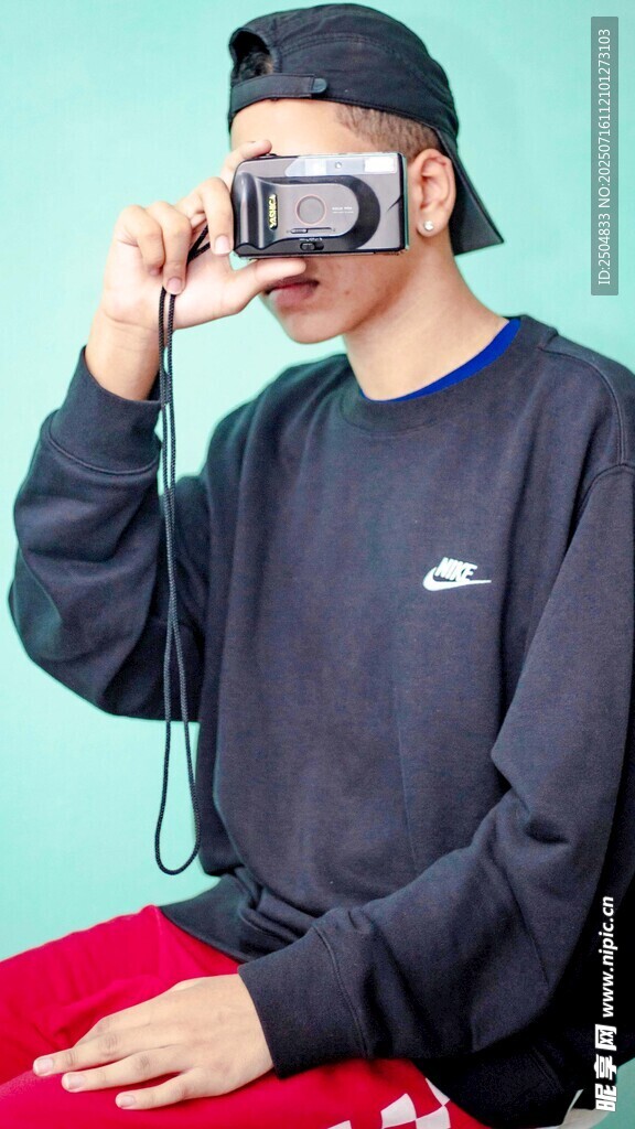 男子体验复古VR设备