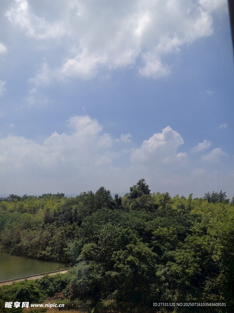 田园风光蓝天白云绿树