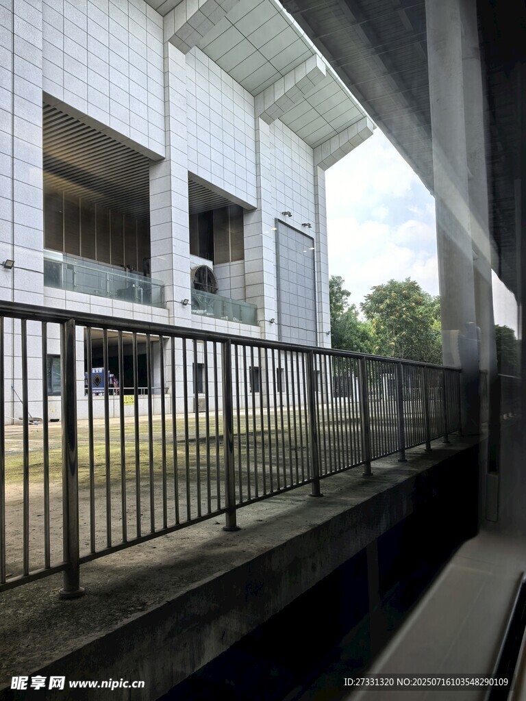 现代建筑外的金属护栏景观