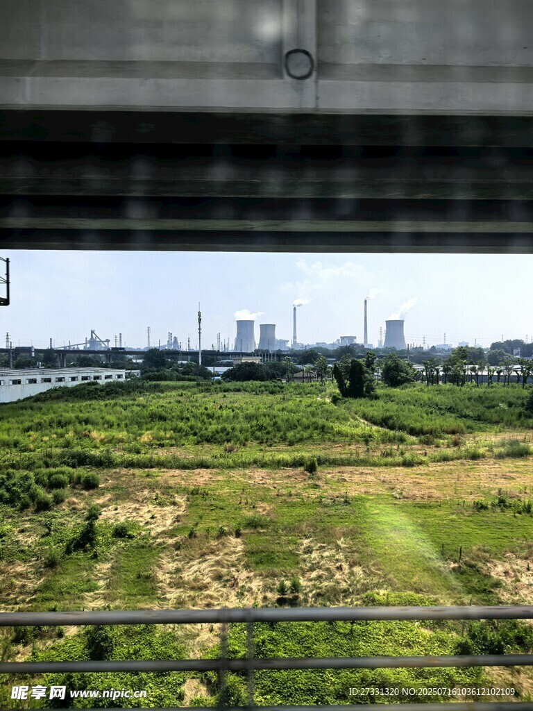城市边缘的绿色田野景观