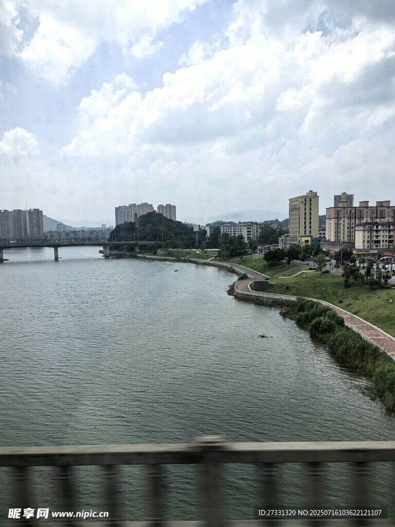 城市河畔风光