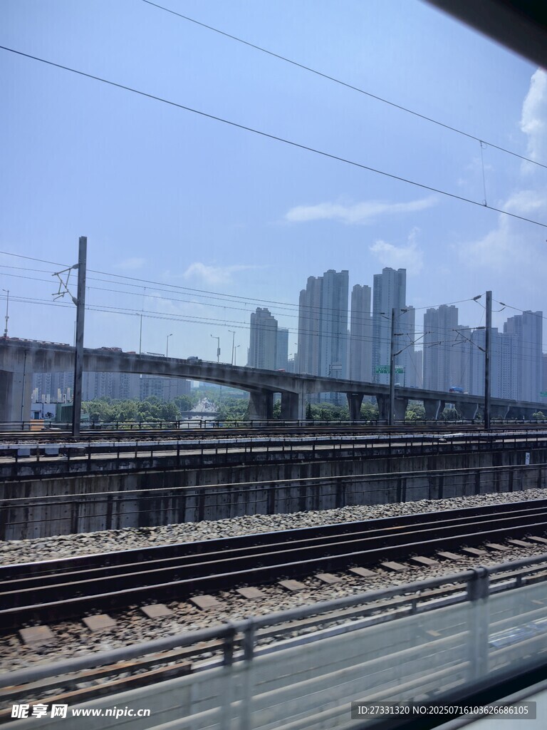 城市铁轨旁的桥梁与高楼