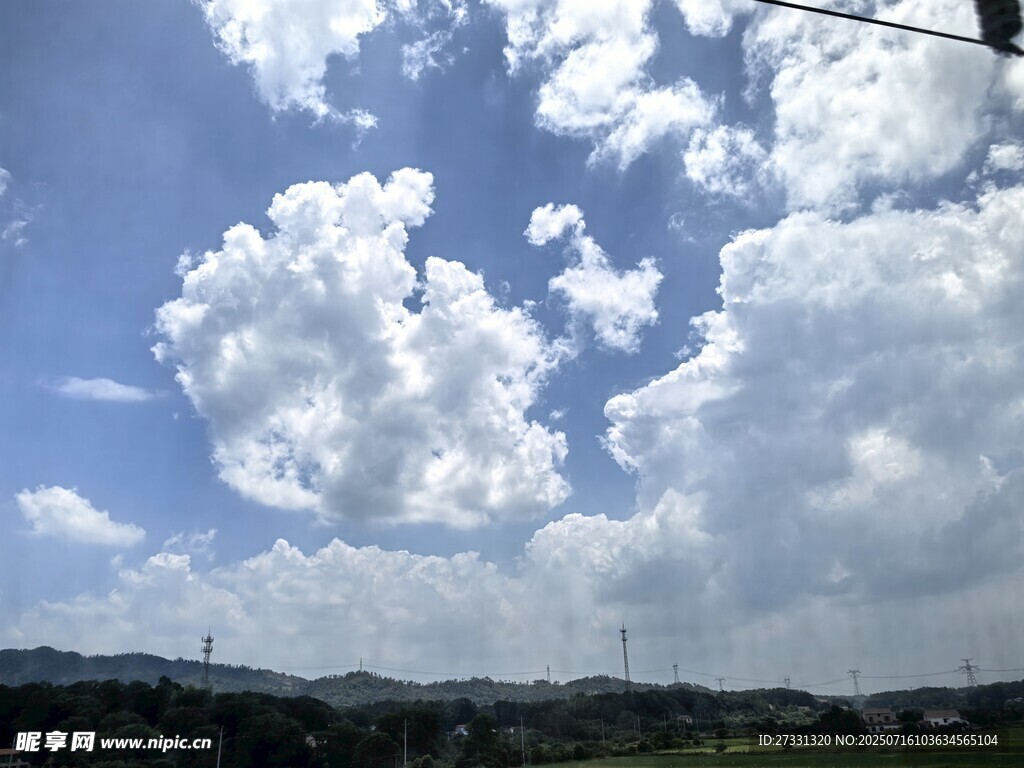 蓝天白云下的开阔景致
