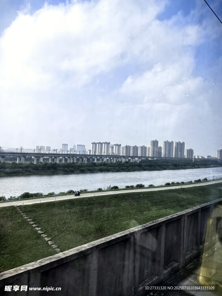 城市河畔风光