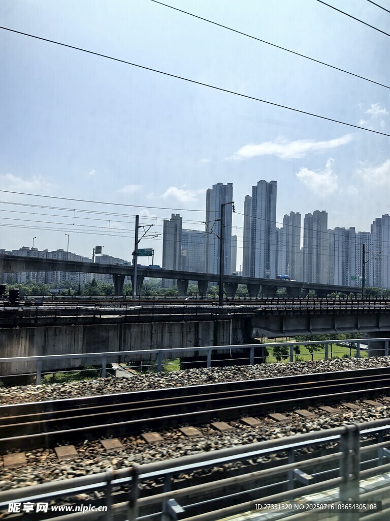 城市铁轨旁的高楼景观