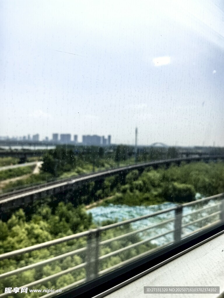 高架桥上俯瞰绿色景观