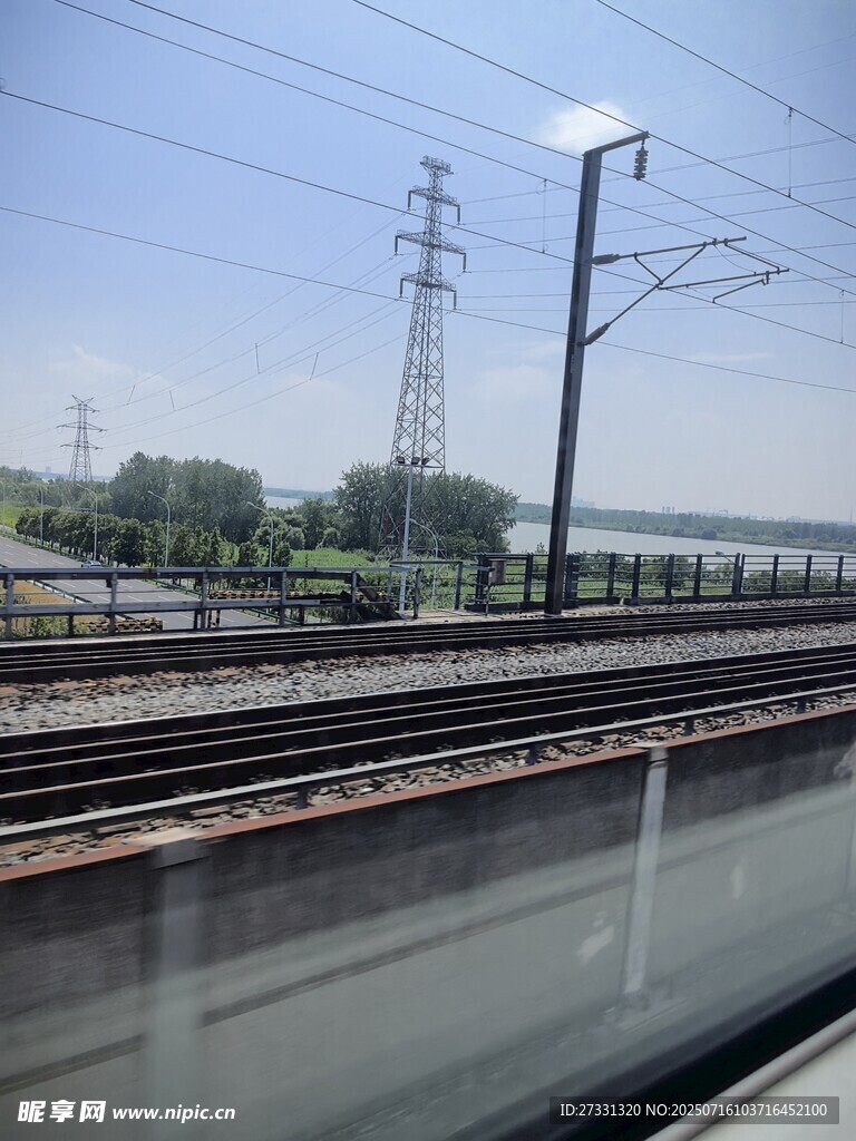 铁轨旁的电力设施与远景