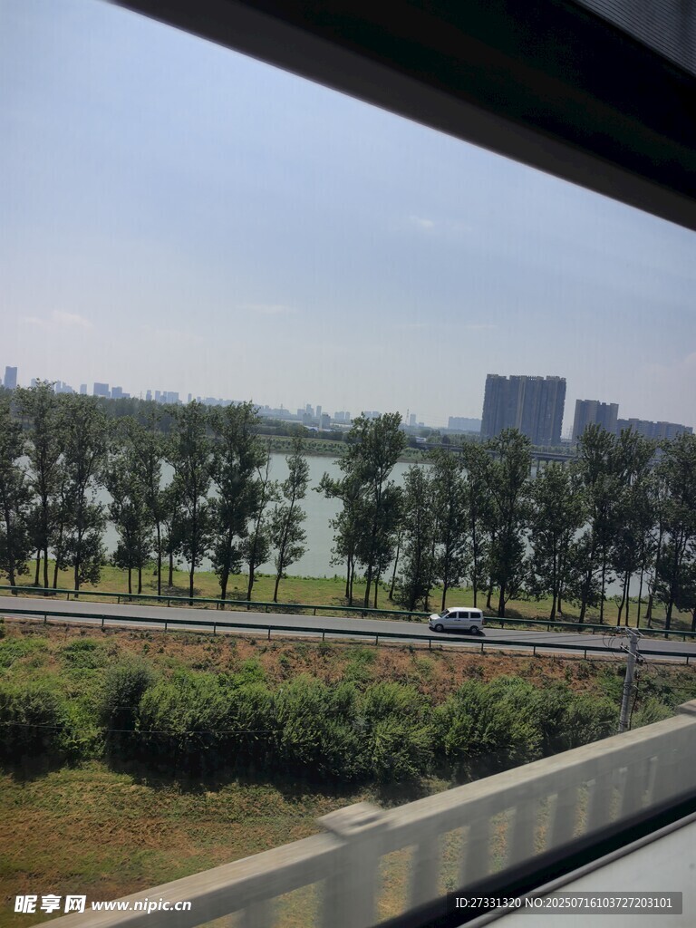 车窗外的自然风光景色