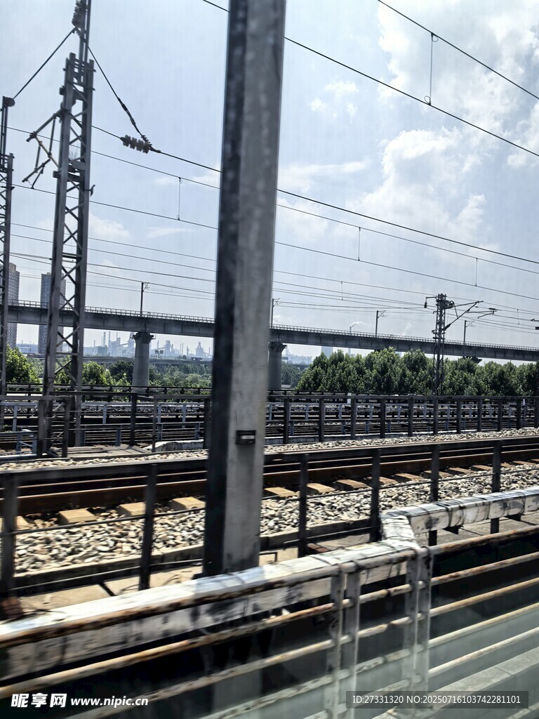 铁路轨道与架空电力设施