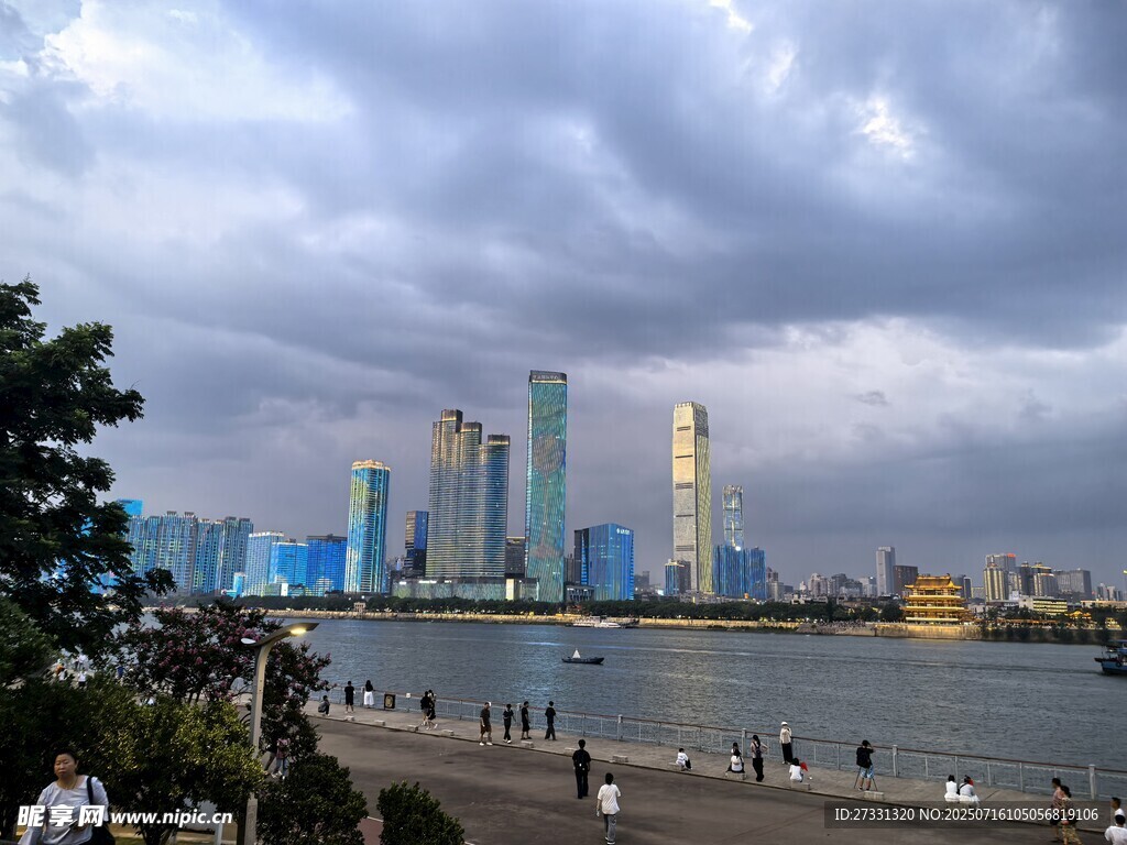 城市河畔高楼美景