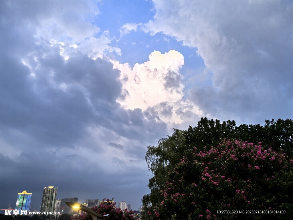 城市上空的壮丽云朵景观