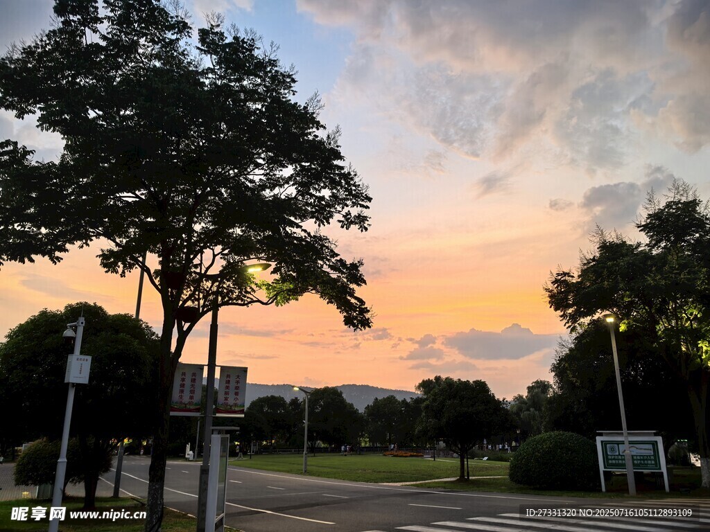 黄昏时分的城市街道风景