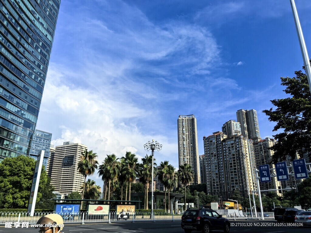 城市街景中的高楼与蓝天