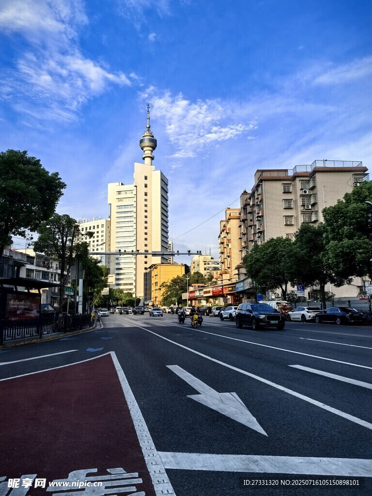 城市街道与高楼风景
