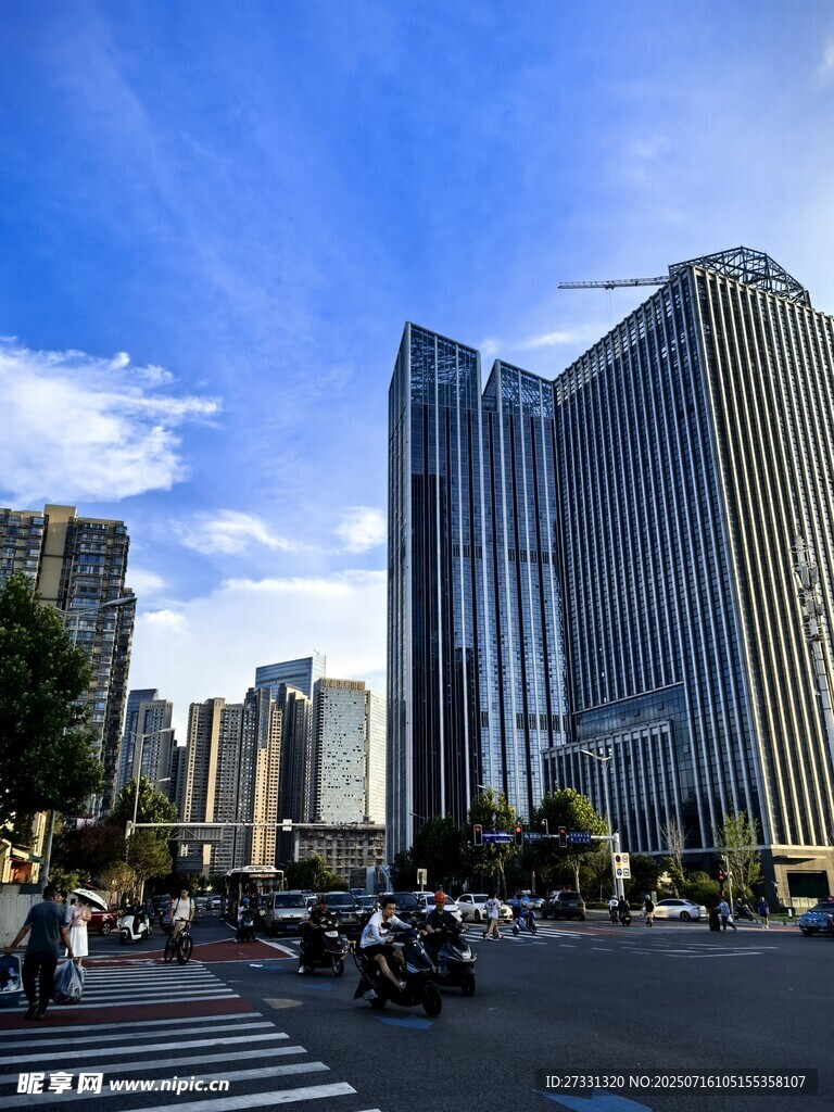 城市繁华街景高楼林立