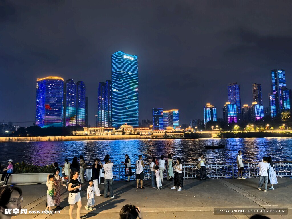 城市夜景下的热闹滨水场景