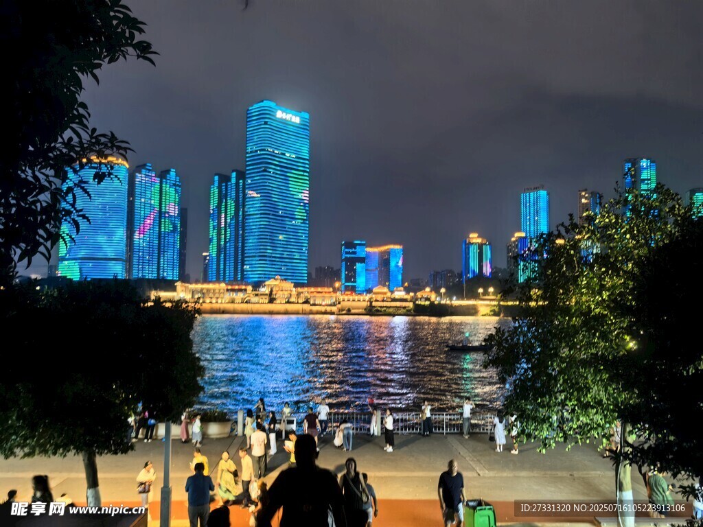 城市江畔璀璨夜景