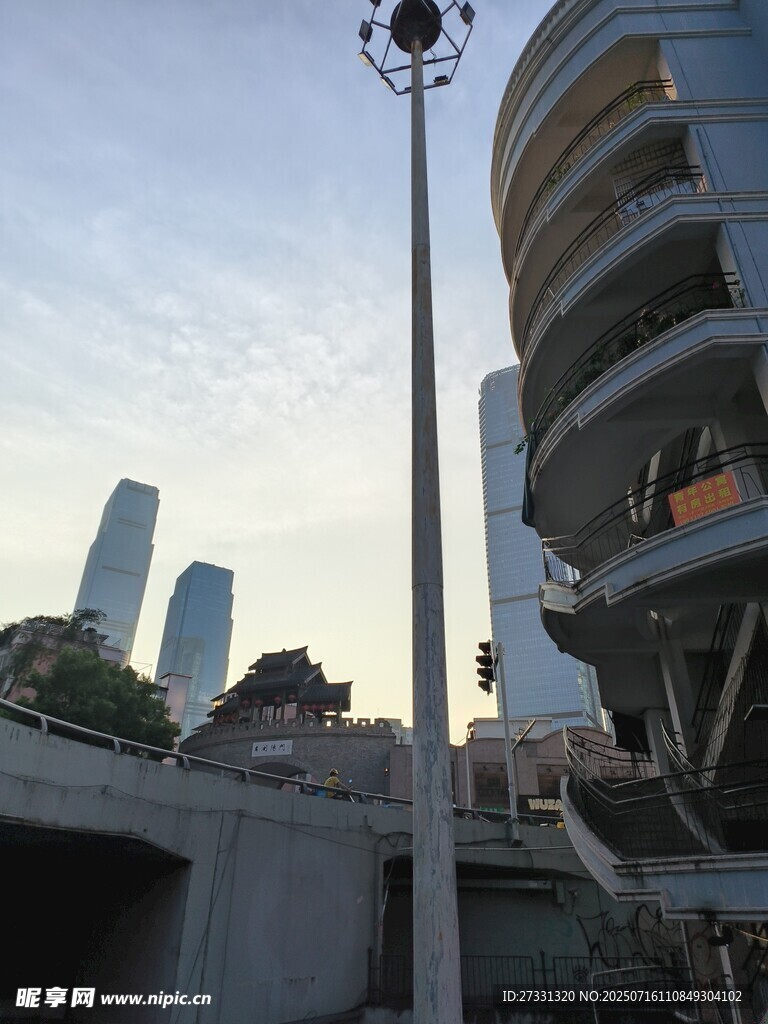 城市中高耸的灯杆与建筑