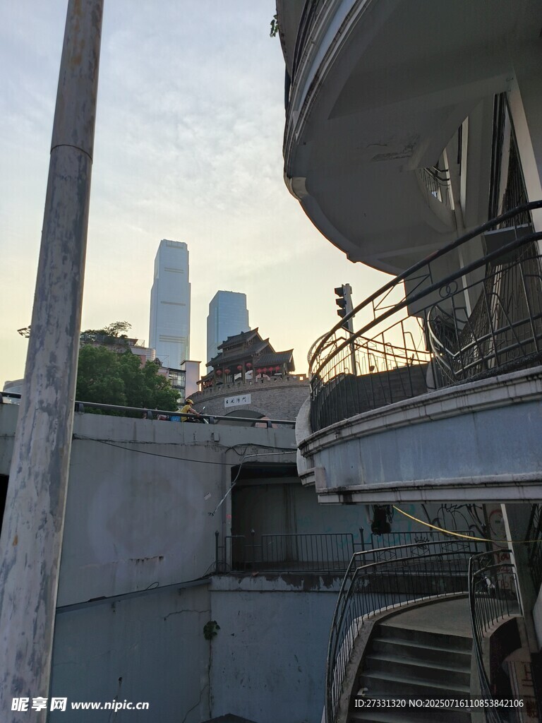 城市阳台外的天际线景观