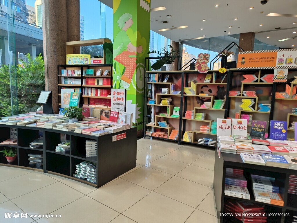 书店内景展示丰富书籍