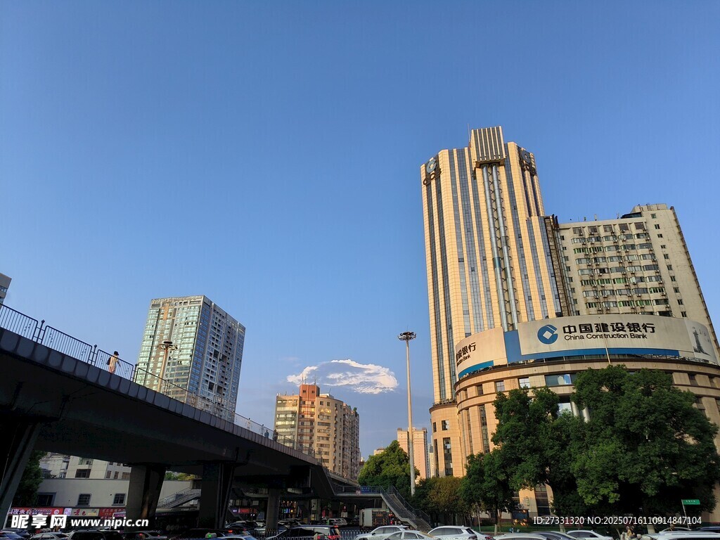 城市高架桥旁的现代建筑