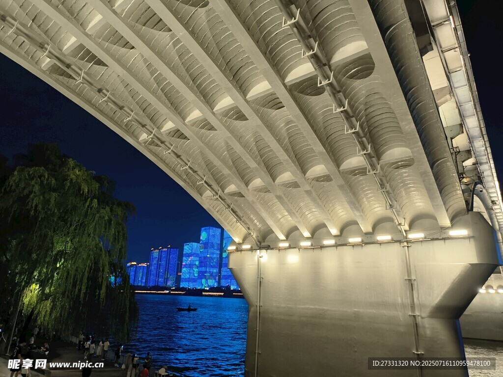 夜晚桥梁内部灯光美景