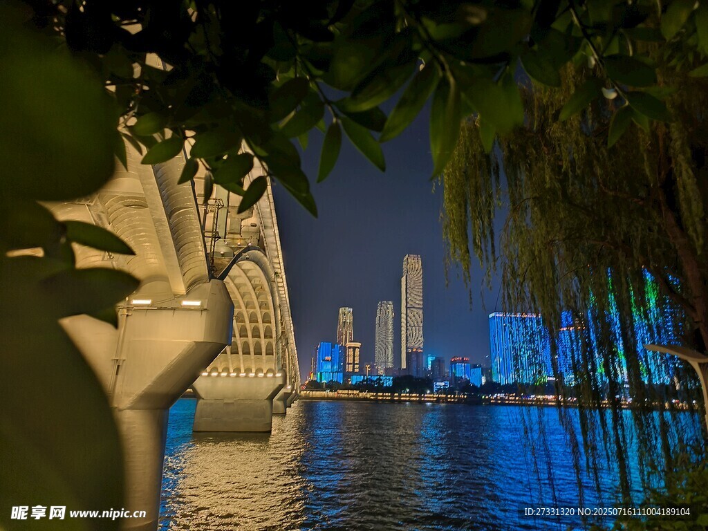 河畔夜景中的城市风光