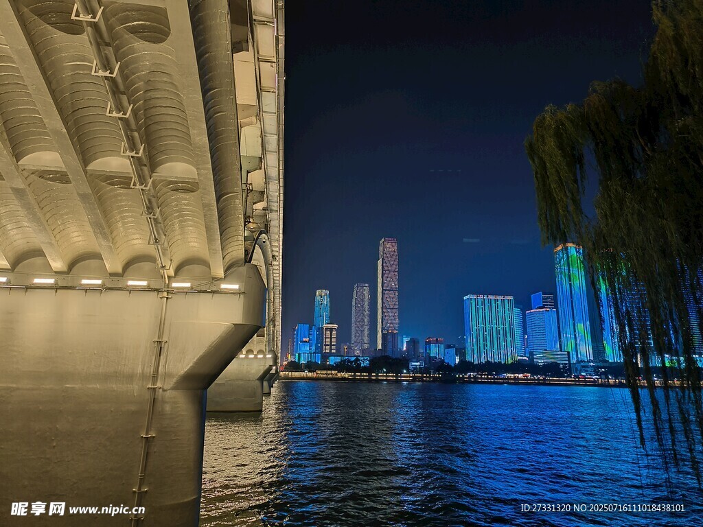 城市桥梁夜景璀璨风光