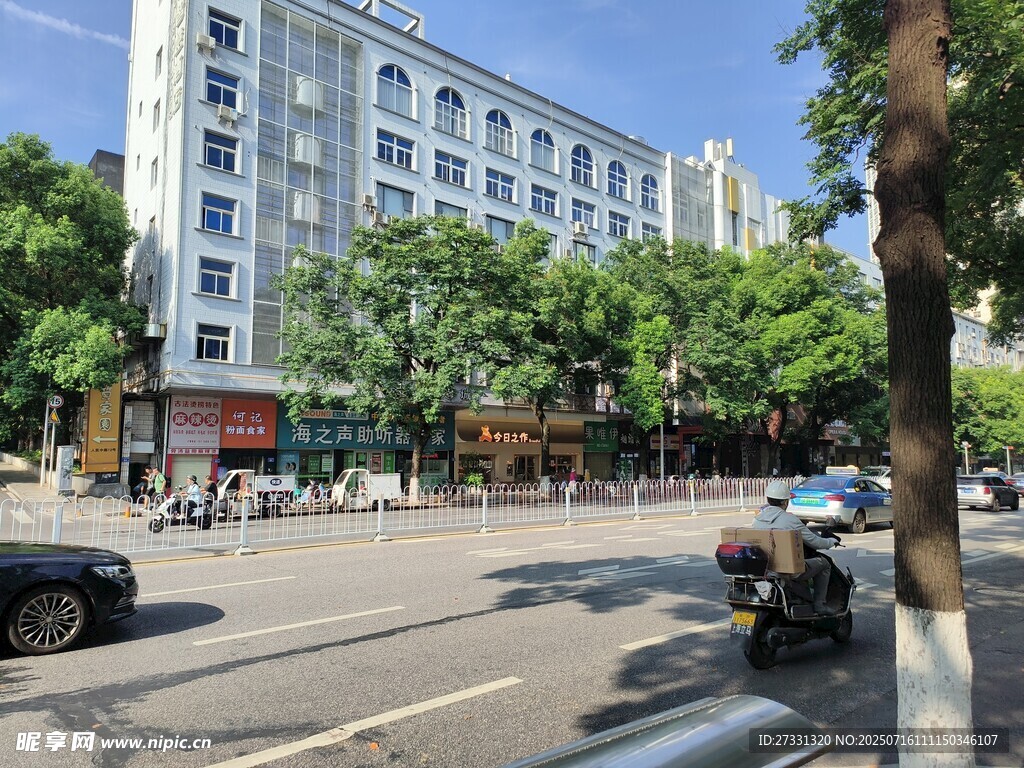 城市街道旁的多层建筑
