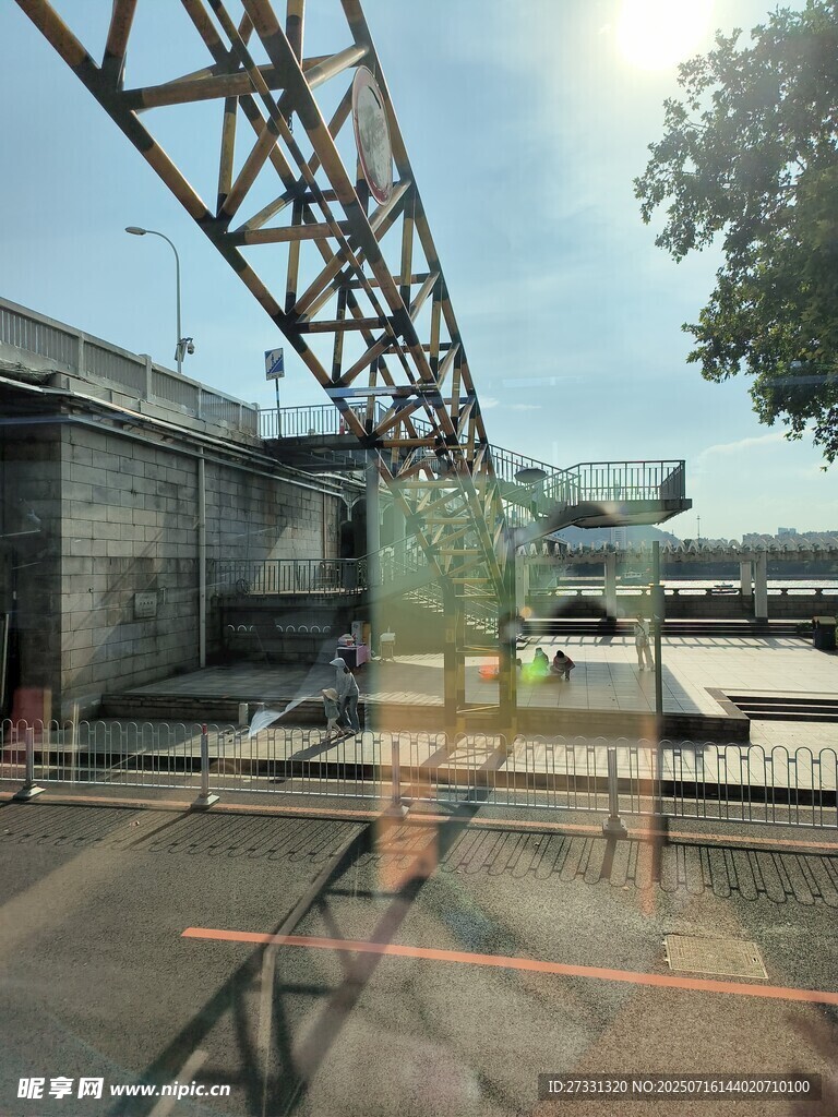 户外金属结构建筑场景