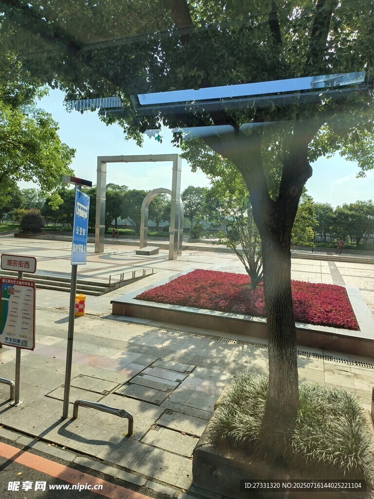 户外休闲场景中的设施与绿植