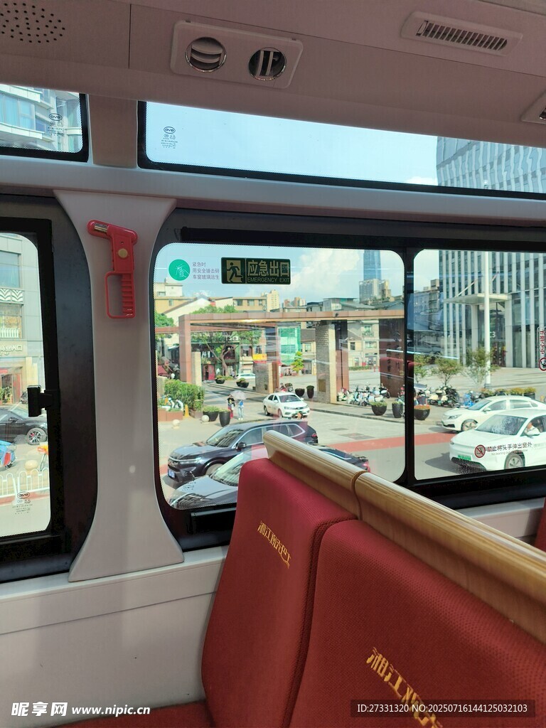 车内视角看城市街景