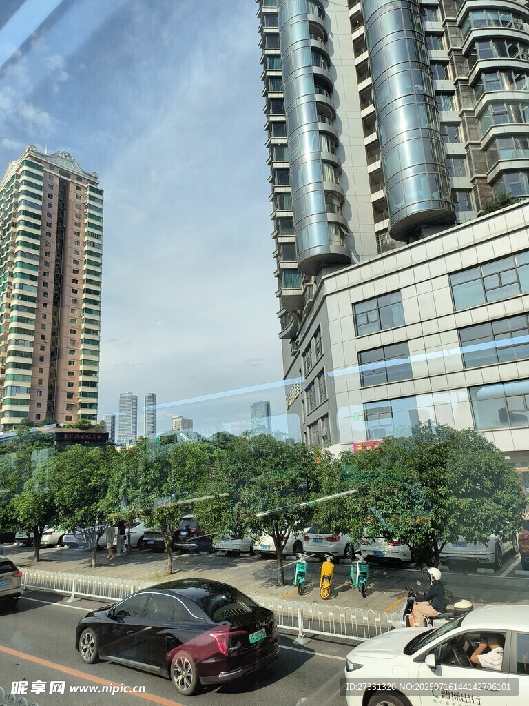 城市街道高楼与车辆景观