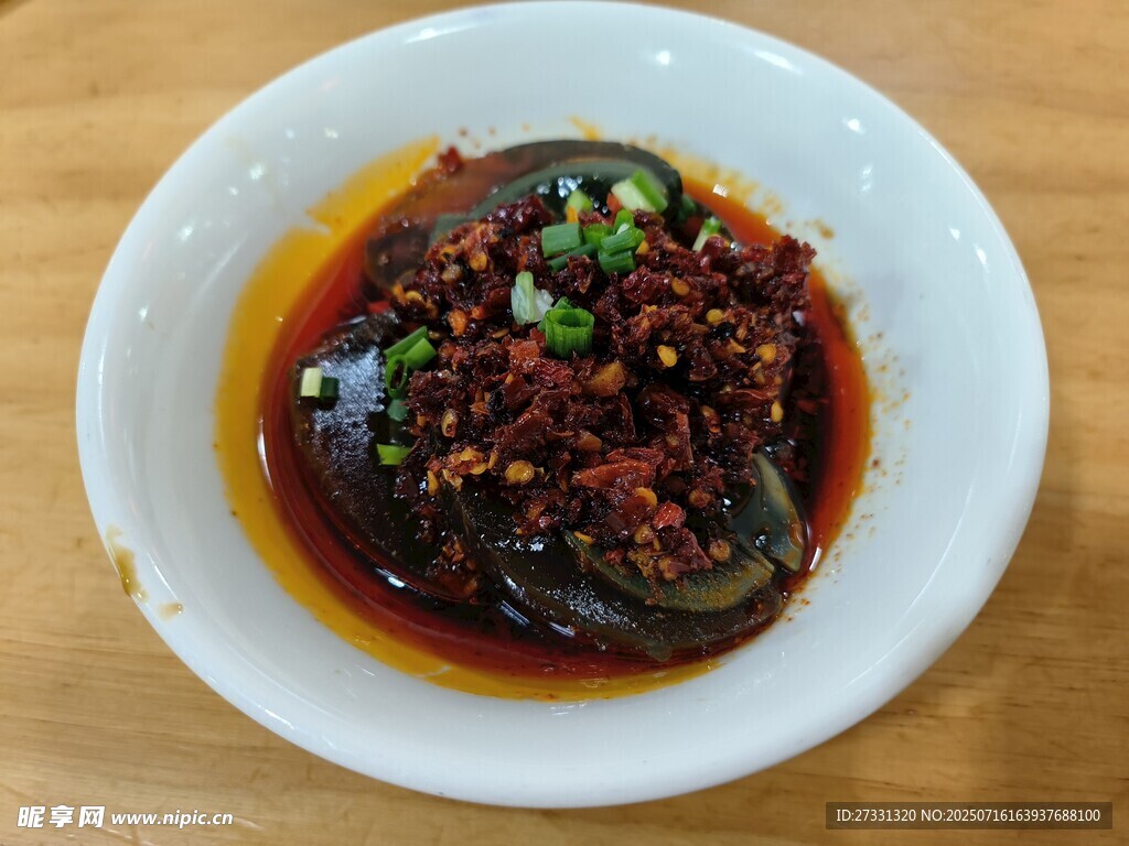 香辣可口的凉拌皮蛋