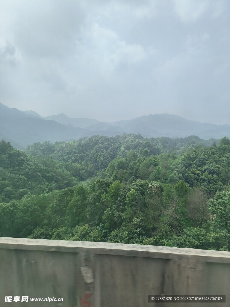 山间绿野风景