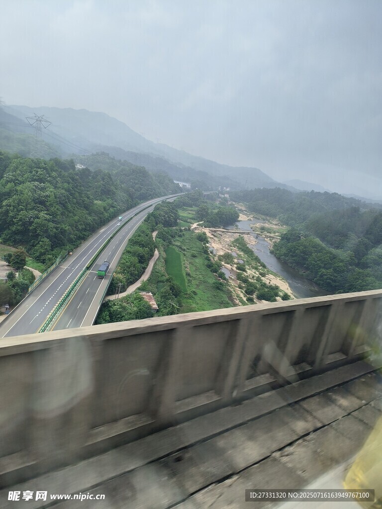 俯瞰蜿蜒高速公路