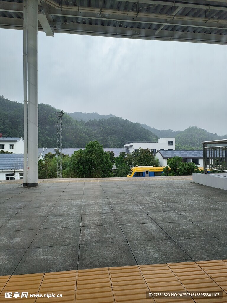 户外开阔场地与远山景色