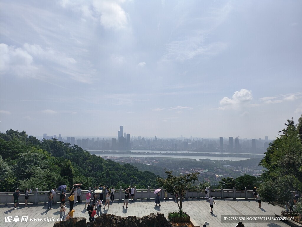 城市景观下的开阔广场视野