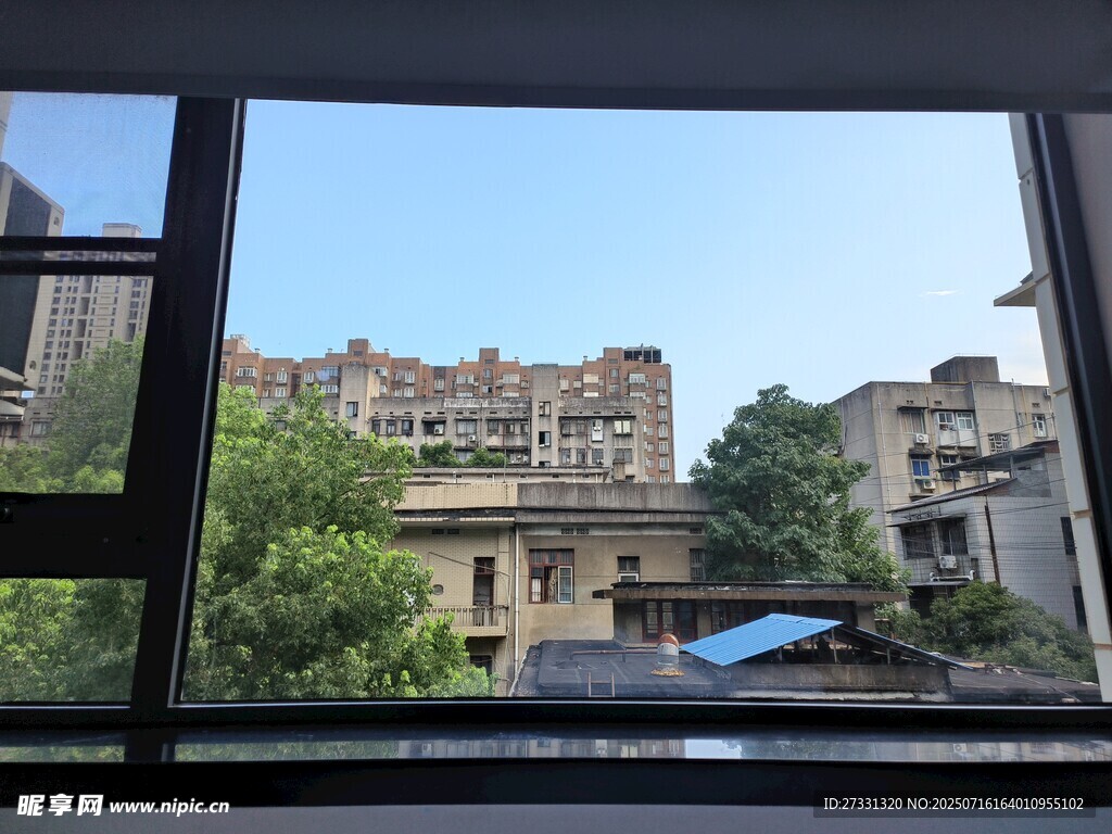 窗外老旧建筑景观