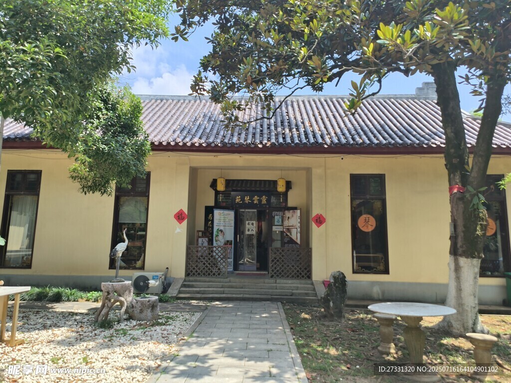古朴中式庭院建筑外观
