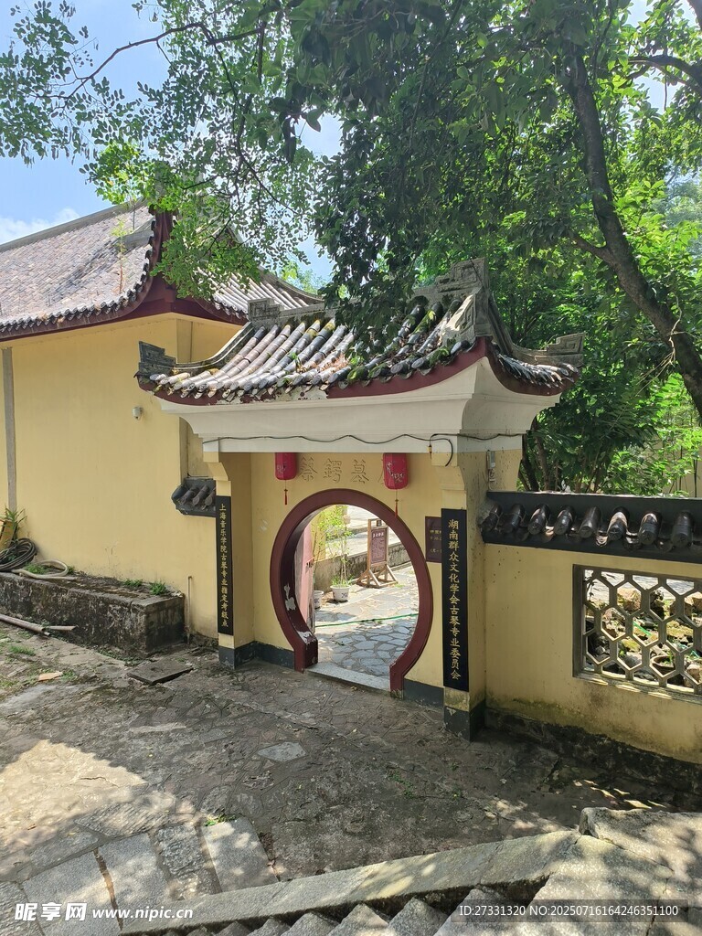 古雅中式院门隐于绿荫
