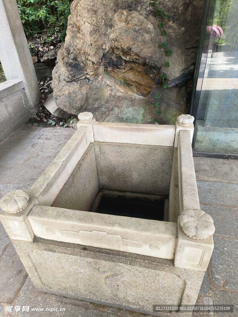 古朴石制井