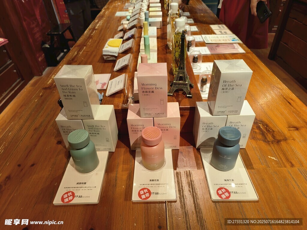 整齐排列的多彩包装盒