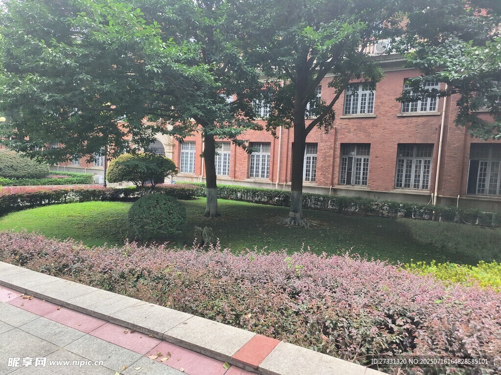 校园绿植环绕的红砖建筑