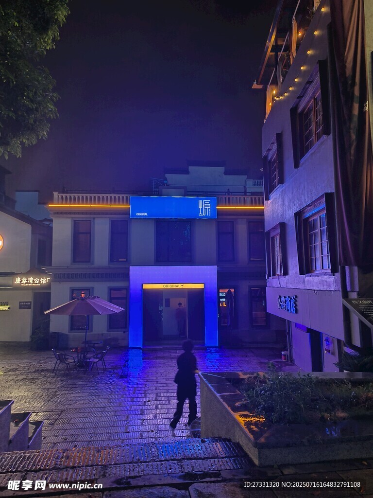 夜晚街道的梦幻灯光景象