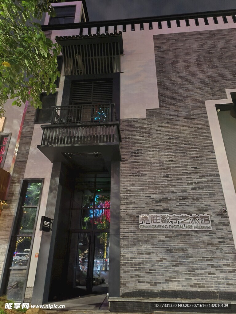 复古风格街边建筑一角