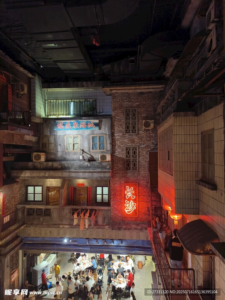重庆老巷烟火气夜景