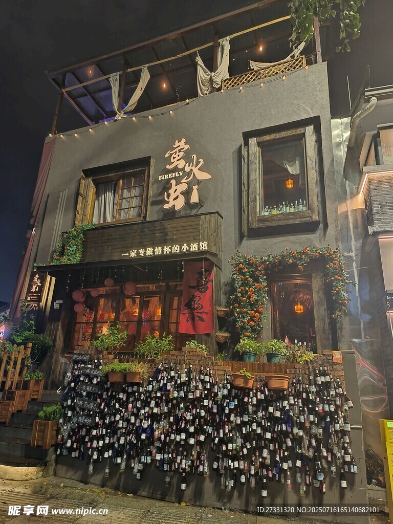 复古风格街边店铺夜景